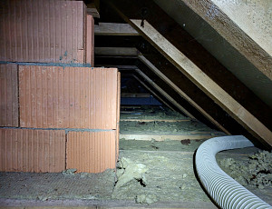 Zateplení stropu zděného rodinného domu pomocí foukané izolace